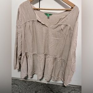 Women’s DIP blouse size 2x. No holes or stains